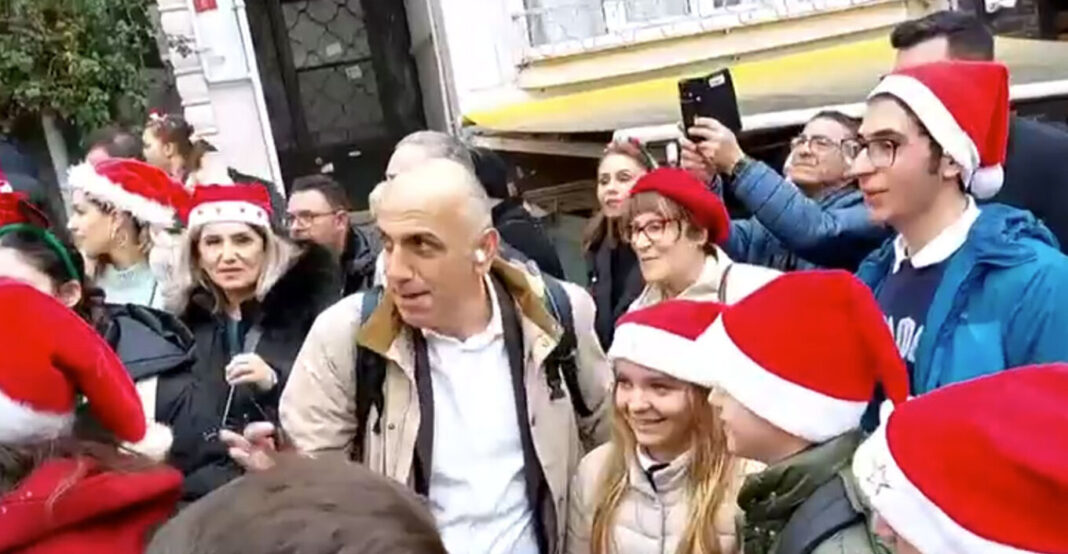 Στους δρόμους για τα κάλαντα βγήκαν οι Έλληνες της Κωνσταντινούπολης – Βίντεο