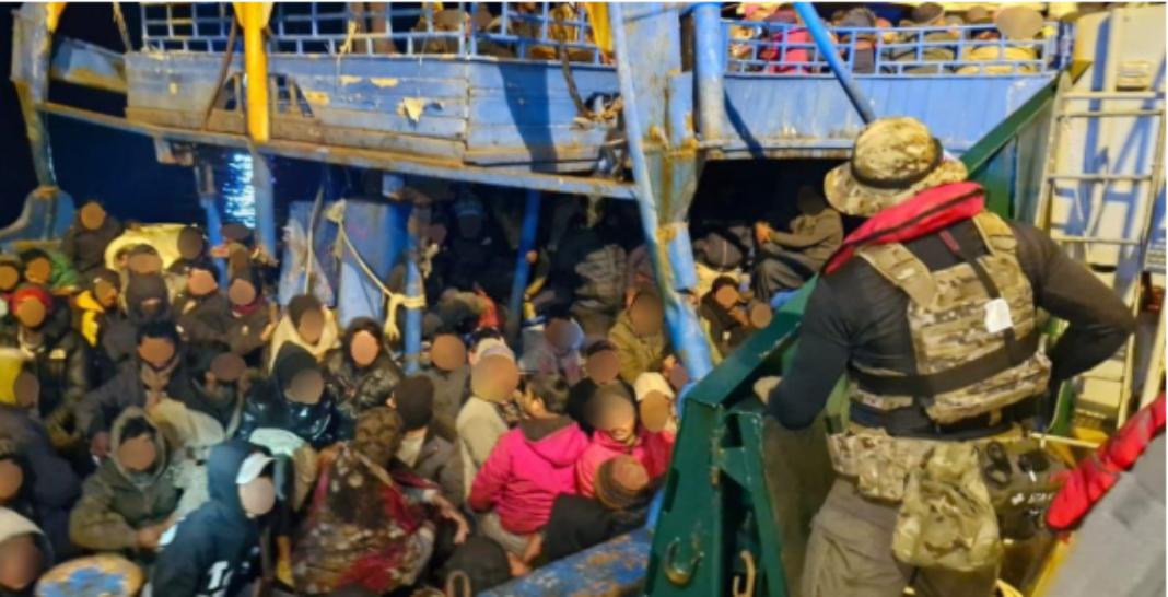 Βίντεο ντοκουμέντο: Πώς φεύγουν οι βάρκες για την Κρήτη από το «στρατόπεδο συγκέντρωσης» των δουλεμπόρων στη Λιβύη