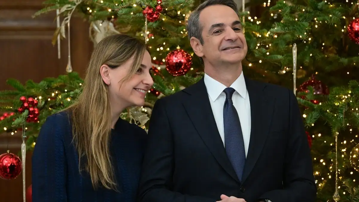 Ο Κυριάκος Μητσοτάκης με την κόρη του Σοφία άκουσε τα πρωτοχρονιάτικα κάλαντα στο Μέγαρο Μαξίμου