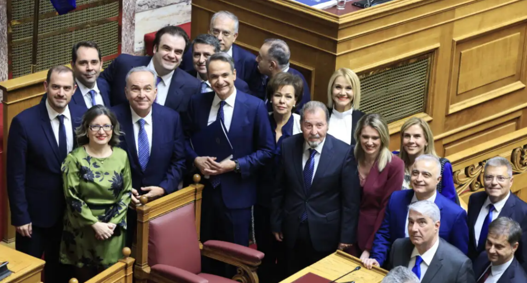 Στο Μαξίμου οι γαλάζιοι βουλευτές για ευχές και…«μασάζ»