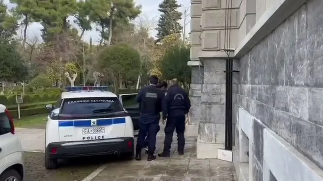 Ελεύθερος ο Μουγκοπέτρος μετά τη μήνυση της συζύγου του για ενδοοικογενειακή απειλή – Πήρε αναβολή να δικαστεί την Δευτέρα