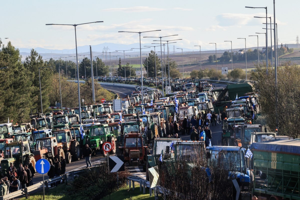 Στα αγροτικά μπλόκα στην Κεντρική Μακεδονία κλιμάκιο του ΠΑΣΟΚ