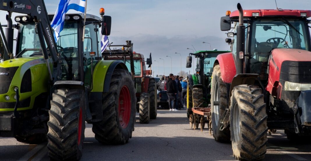 Αγροτικές κινητοποιήσεις: Στα μπλόκα παραμένουν οι παραγωγοί της Βόρειας Ελλάδας, ποιοι δρόμοι κλείνουν
