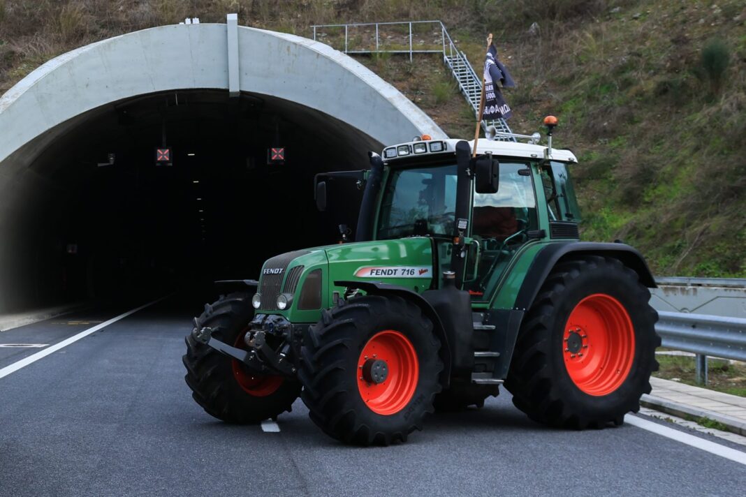 Αγροτικά μπλόκα: Κλείνουν και οι παρακαμπτήριες οδοί – Γολγοθάς η επιστροφή των εκδρομέων
