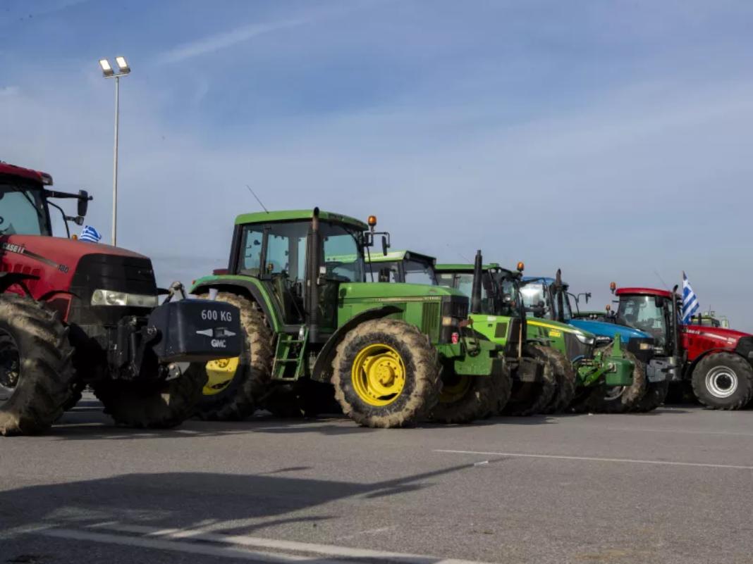 Αγροτικά μπλόκα: Κλείνουν τη σήραγγα των Τεμπών για τα φορτηγά τη Δευτέρα – Ανοιχτοί δρόμοι για ΙΧ