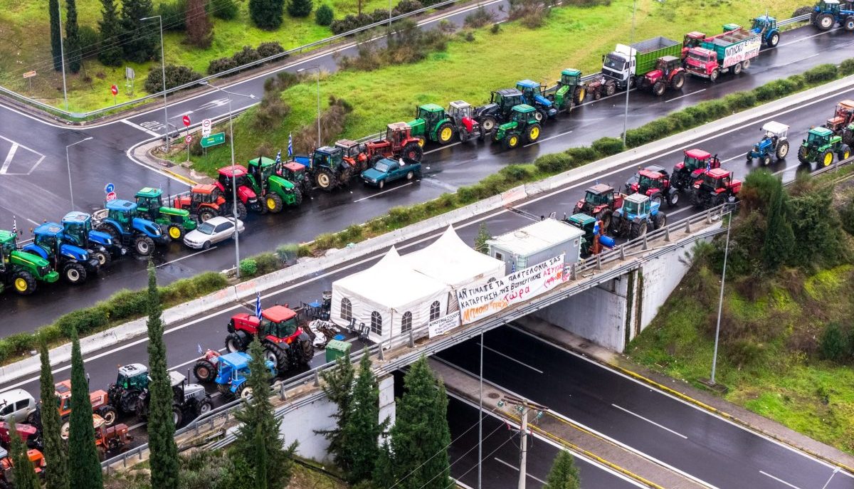 Δεύτερη ημέρα εξόδου για τα Χριστούγεννα με μπλόκα: Χαμηλές ταχύτητες, νεύρα και ταλαιπωρία