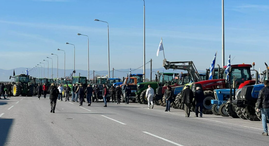 Οι αγρότες έκλεισαν την Εθνική Οδό και στα Μάλγαρα – Ένταση με οδηγούς, πού υπάρχουν μπλόκα