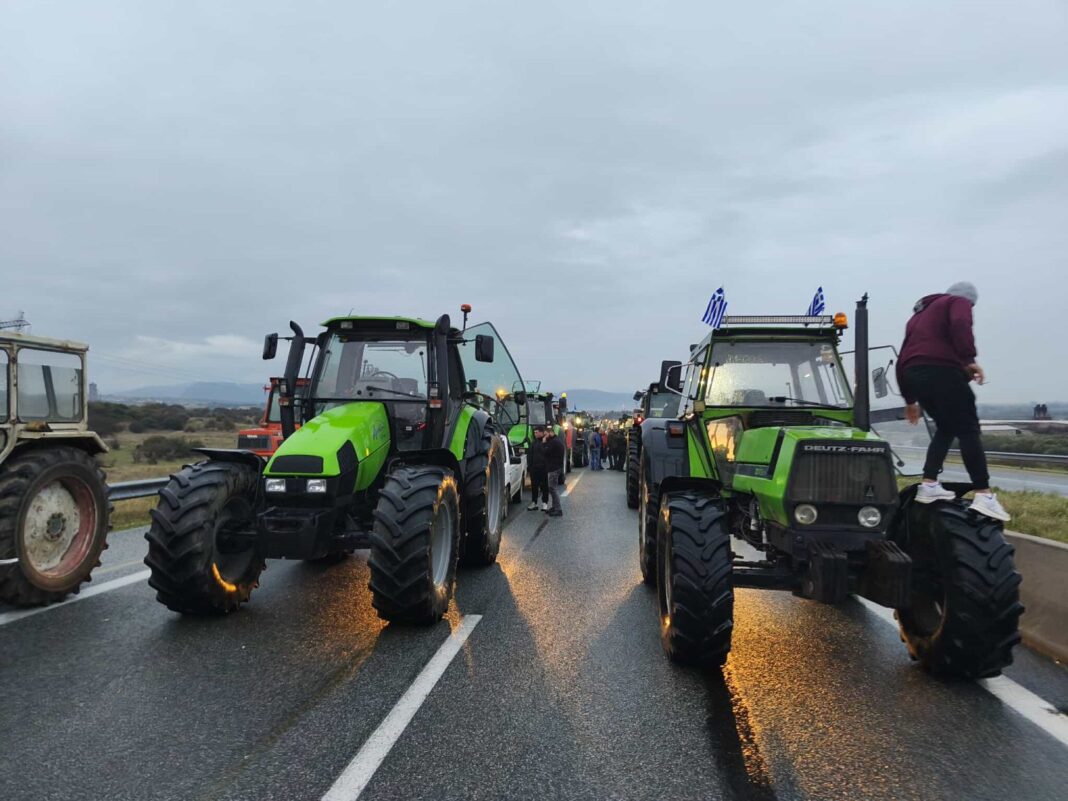 Οι αγρότες κλείνουν επ’ αόριστον τον σταθμό στον Προμαχώνα για τα φορτηγά