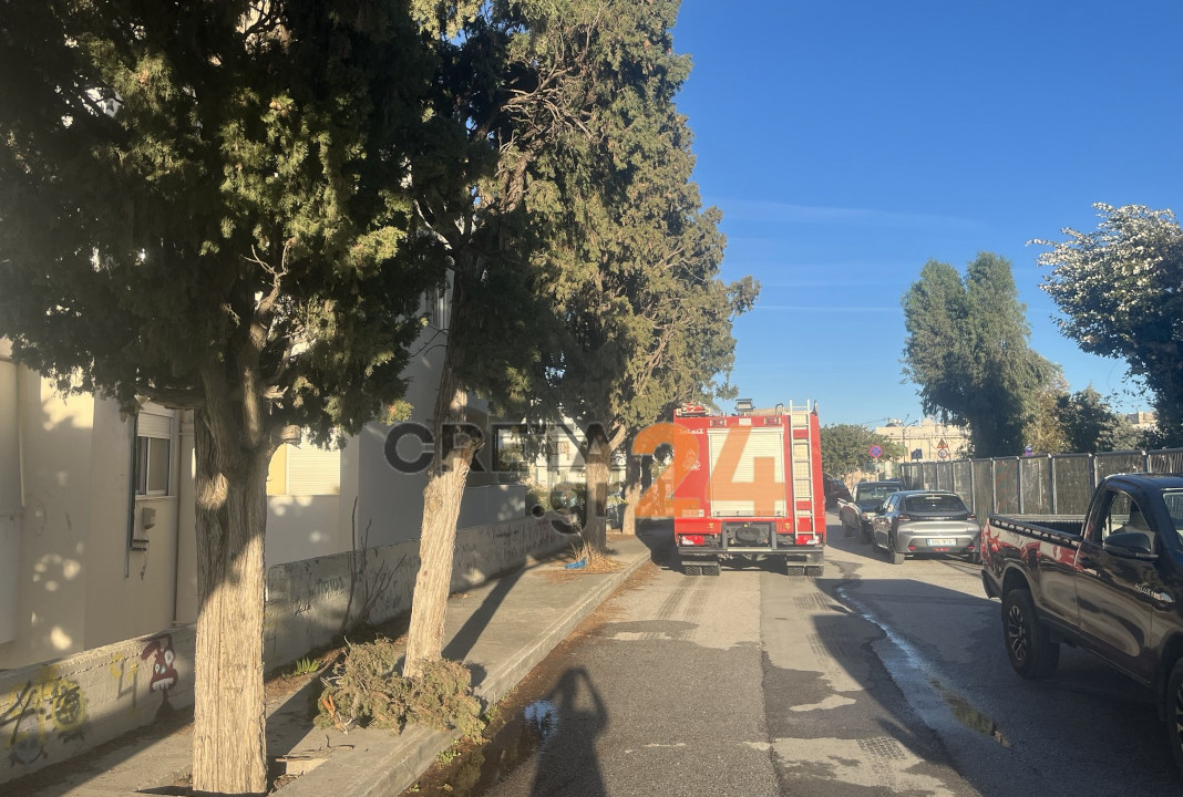 Ηράκλειο: Φωτιά σε σπίτι από Χριστουγεννιάτικα λαμπάκια – «Λαμπάδιασε» ΙΧ στην παραλιακή