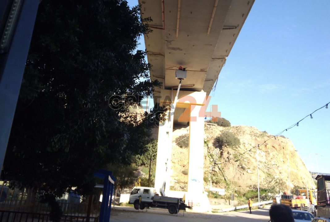 «Μπαλώνουν» τη γέφυρα του Παλαιοκάστρου μετά την αποκόλληση κομματιών