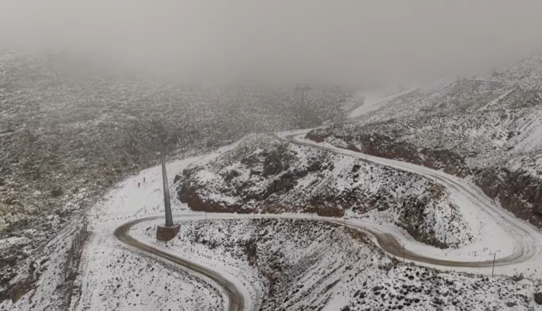 Έπεσαν τα πρώτα χιόνια στον Παρνασσό – Δείτε βίντεο