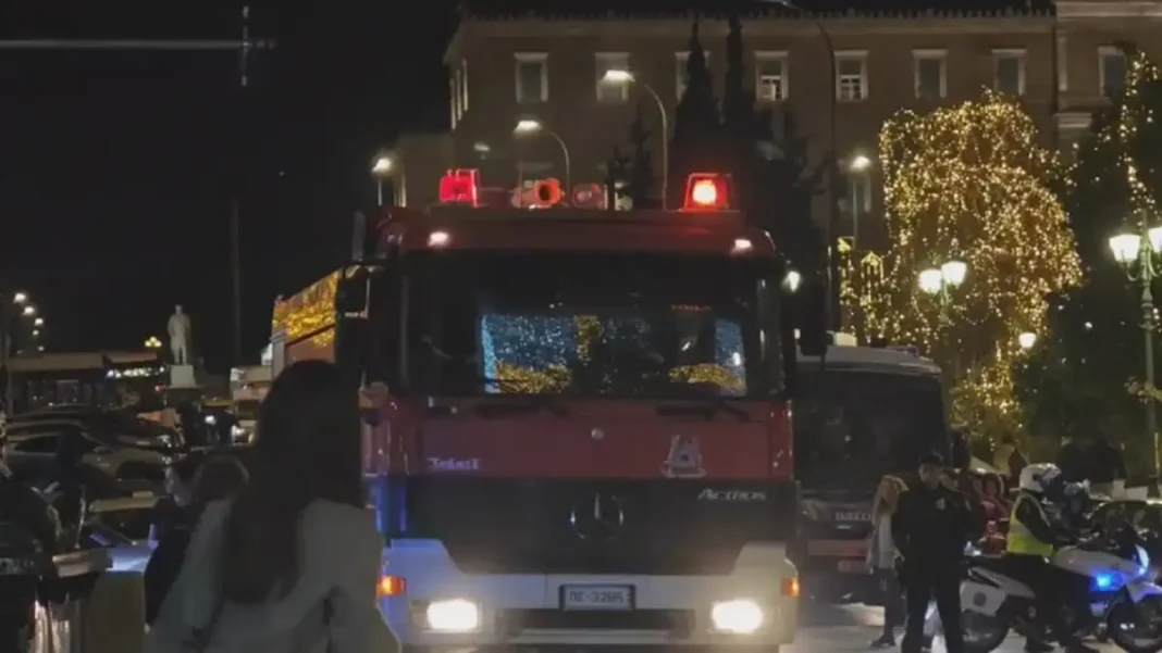 Συναγερμός στο Σύνταγμα μετά από κλήση για φωτιά σε τράπεζα