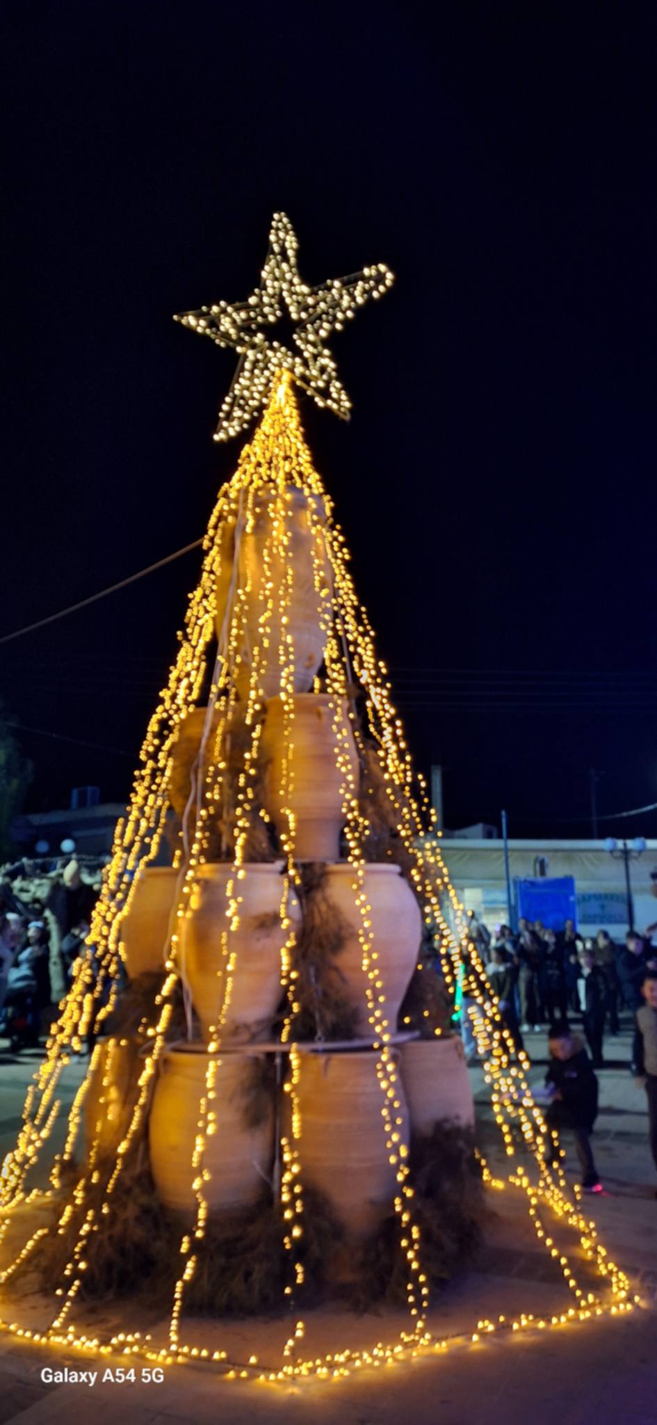 Φωταγωγήθηκε το εντυπωσιακό πυθαρόδεντρο στο Θραψανό