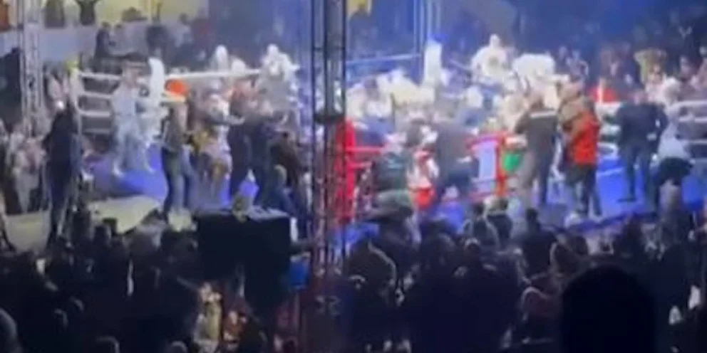 Χαμός σε αγώνα kickboxing στη Σερβία: Εισέβαλαν στο ρινγκ και γρονθοκόπησαν τον Έλληνα αθλητή Γιάννη Τσουκαλά