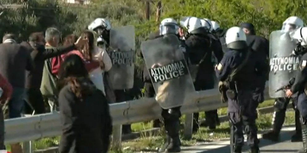 Χημικά και κρότου λάμψης στη Γέφυρα Ρίου – Αντιρρίου: Η ΕΛΑΣ μπλόκαρε τα τρακτέρ, πέρασαν με τα πόδια οι αγρότες