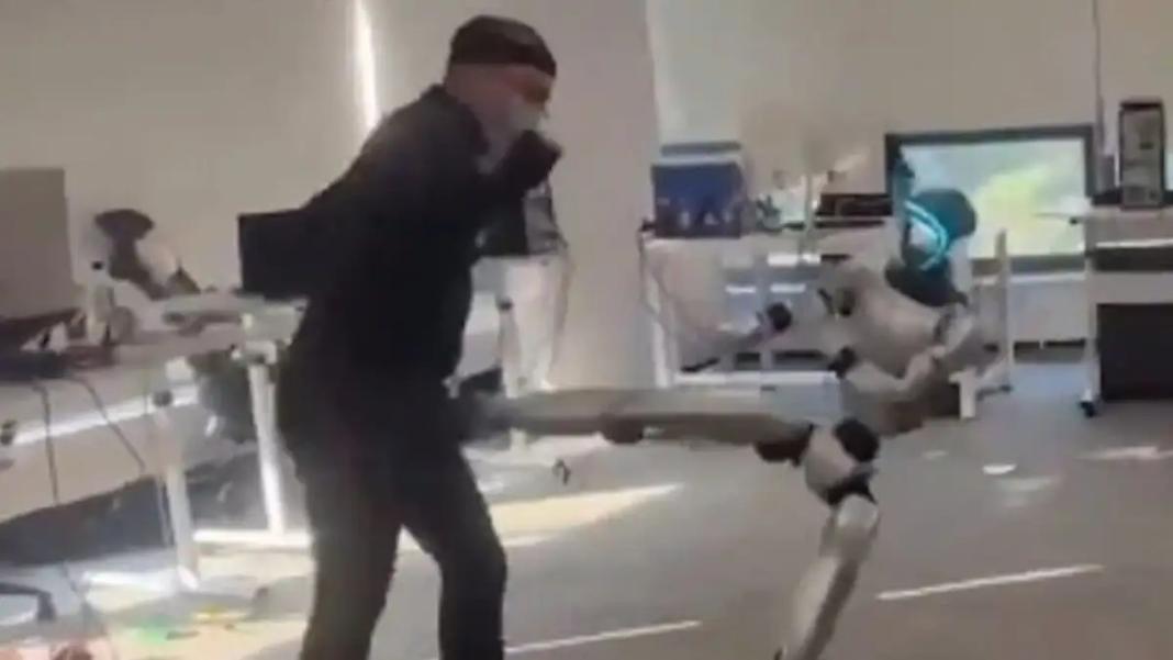 Viral βίντεο με ρομπότ να κλωτσάει άντρα στα γεννητικά όργανα – Ρεσιτάλ στα social media