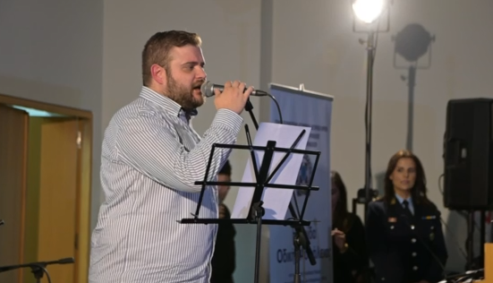 Για όσους «έσβησαν» στην άσφαλτο: H ερμηνεία του Γρηγόρη Σαμόλη στο τραγούδι που έγραψε ο Στέλιος Καρακούδης