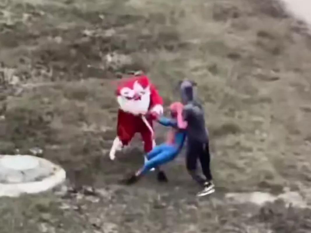 Τιτανομαχία στη Ρωσία: Κλωτσοπατινάδα Άγιου Βασίλη, Μίκι Μάους και Spider Man – Δείτε βίντεο