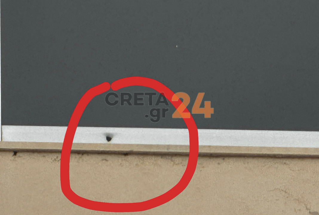 Hράκλειο: Η σφαίρα από τις μπαλωθιές «καρφώθηκε» στο παράθυρο σπιτιού (φωτογραφίες)