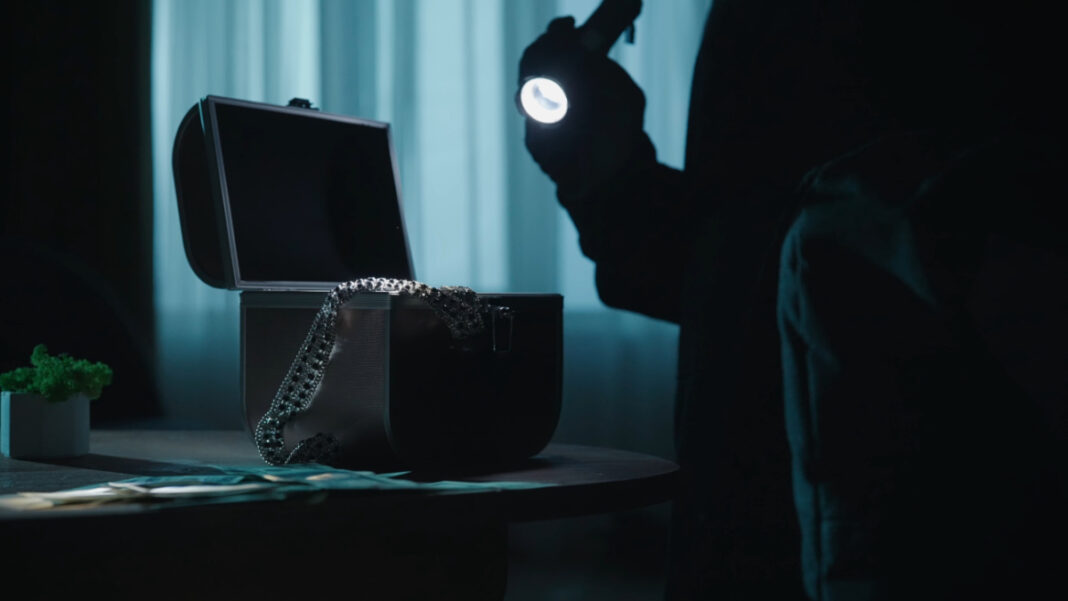 Ελεύθεροι με όρους η οικιακή βοηθός και ο συνεργός της που κατηγορούνται ότι έκλεψαν κοσμήματα από σπίτι ηλικιωμένων