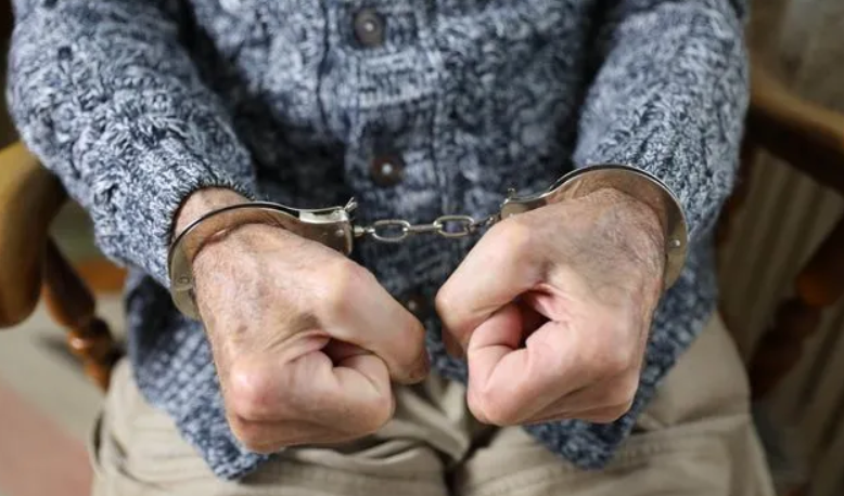 Συνελήφθη 89χρονος που παρενόχλησε σεξουαλικά 17χρονη στο Ίλιον