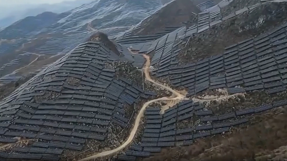 Κίνα: Απόκοσμες εικόνες, «έντυσαν» ολόκληρα βουνά με φωτοβολταϊκά