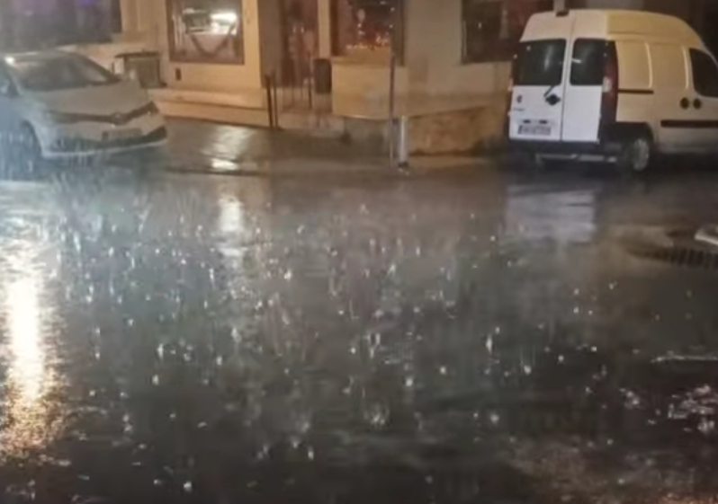 “Έφτασε” στην Κρήτη η «αφρικανική καταιγίδα» – Ισχυρές βροχοπτώσεις, πως θα εξελιχθεί η κακοκαιρία