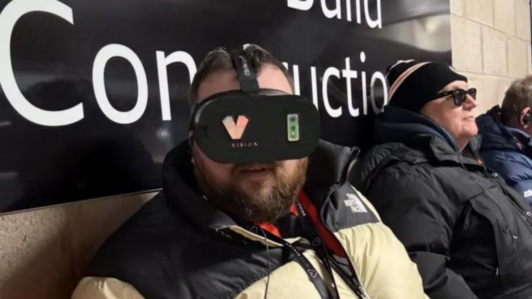 Σκωτία: Νέα τεχνολογία επέτρεψε σε φίλαθλο με προβλήματα όρασης να δει για πρώτη φορά την ομάδα του να παίζει