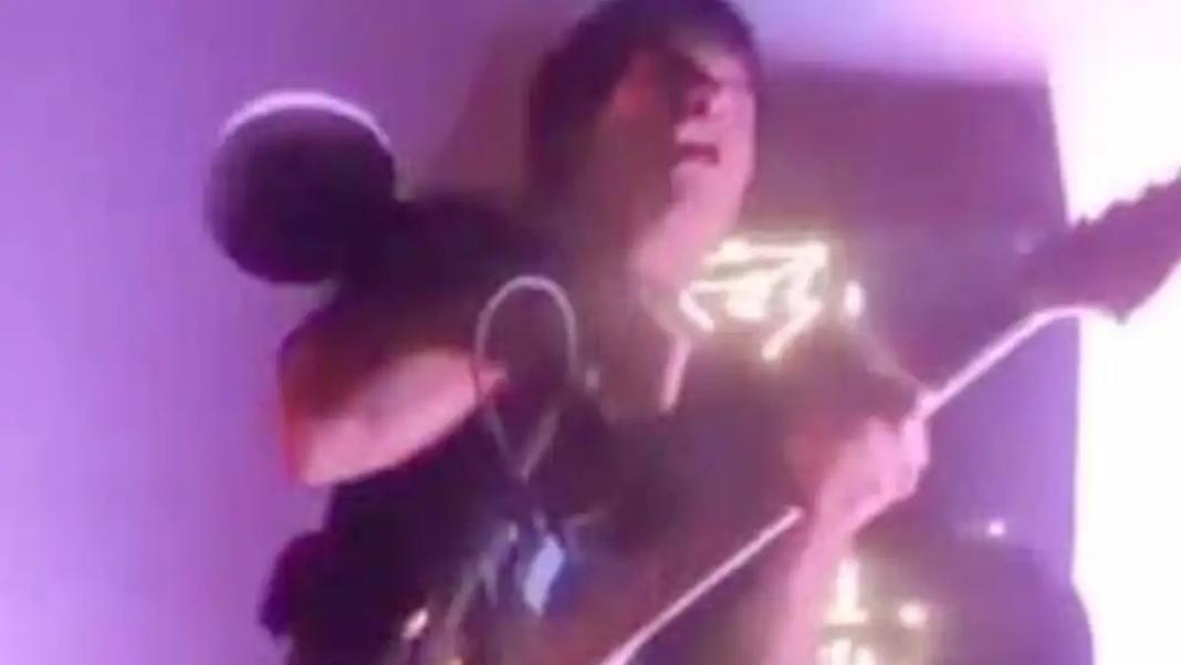 Σοκαριστική στιγμή σε live: Ο τραγουδιστής έπαθε ηλεκτροπληξία και του έσωσε τη ζωή ο ηχολήπτης