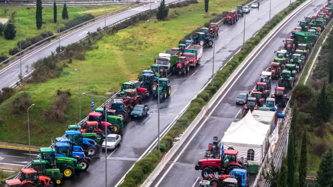 Χριστούγεννα στα μπλόκα για τους αγρότες: Παραμερίζουν τα τρακτέρ για τους ταξιδιώτες – Θέμα ασφάλειας από την αστυνομία