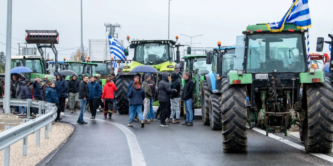 Σκληραίνουν τη στάση τους οι αγρότες -Ενισχύονται τα μπλόκα, σκέφτονται να συνεχίσουν και μετά τις γιορτές
