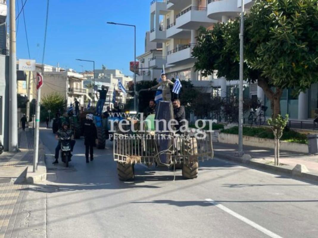 Ρέθυμνο: Με τρακτέρ και… φέρετρο στους δρόμους οι αγροτοκτηνοτρόφοι – Πέταξαν άχυρα στα γραφεία των Κεφαλογιάννη και Χνάρη (φωτογραφίες)