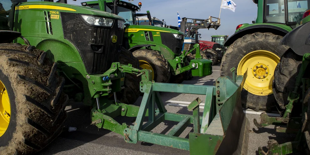 Οι αγρότες έκλεισαν το τελωνείο του Προμαχώνα – Eπιτρέπεται η διέλευση σε ΙΧ, λεωφορεία και ασθενοφόρα