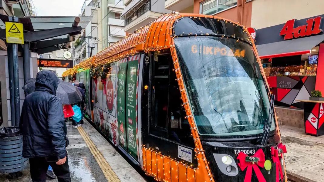 Το πιο χριστουγεννιάτικο τραμ είναι γεγονός και βρίσκεται στην Αθήνα – Δείτε βίντεο