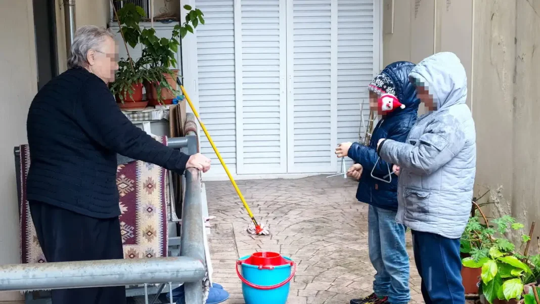 Ανήλικοι πήγαιναν για κάλαντα και έκλεβαν ρούχα και παπούτσια των κατοίκων