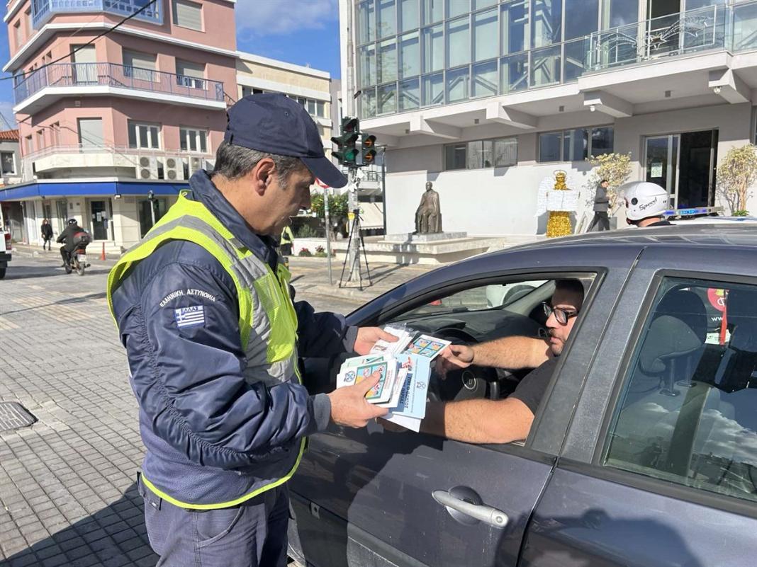 Ρέθυμνο: Αστυνομικοί μοίρασαν αλκοτέστ και συμβουλές για την πρόληψη ατυχημάτων