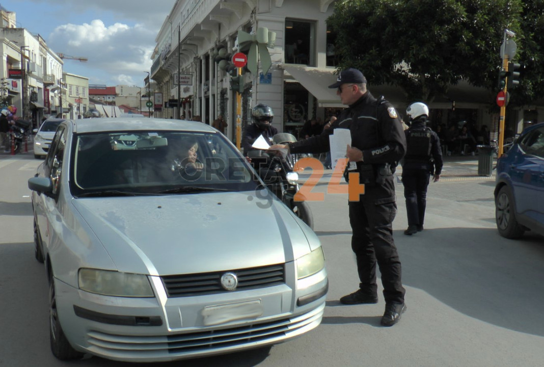 Χανιά: Η Τροχαία μοίρασε αλκοολόμετρα, κράνη και… ευχές