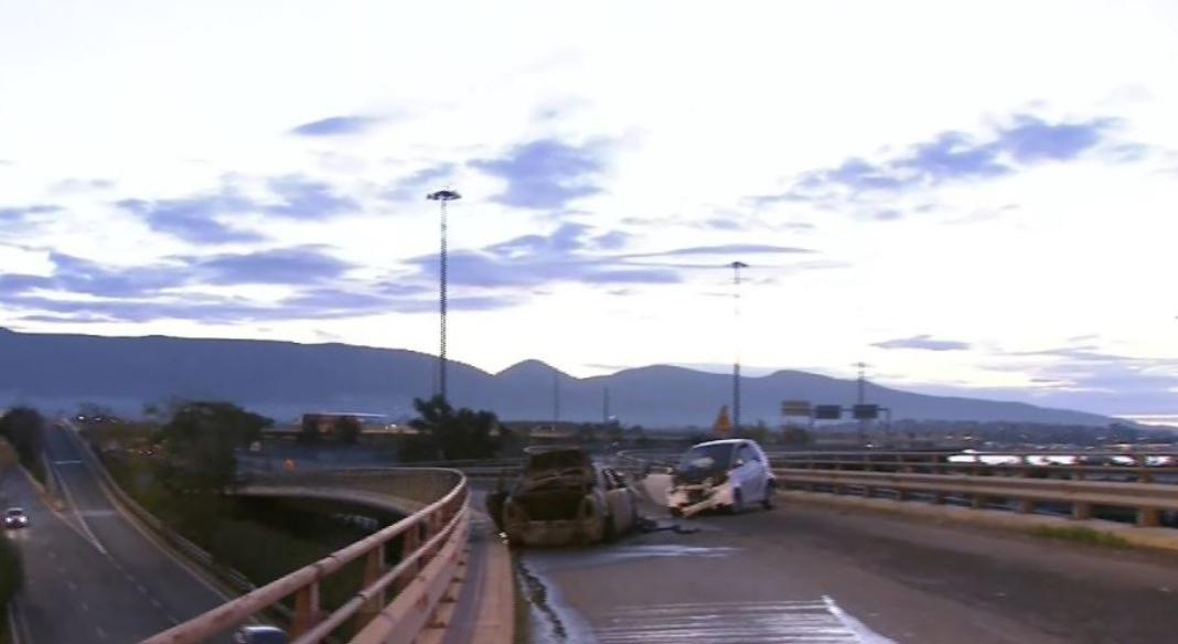 Τροχαίο στο Παλαιό Φάληρο – Αυτοκίνητο κάηκε ολοσχερώς (βίντεο)