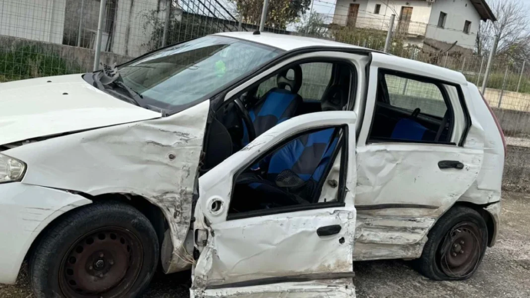 Αγρίνιο: Αυτοκίνητο συγκρούστηκε με φορτηγάκι και κατέληξε σε προστατευτικές μπάρες