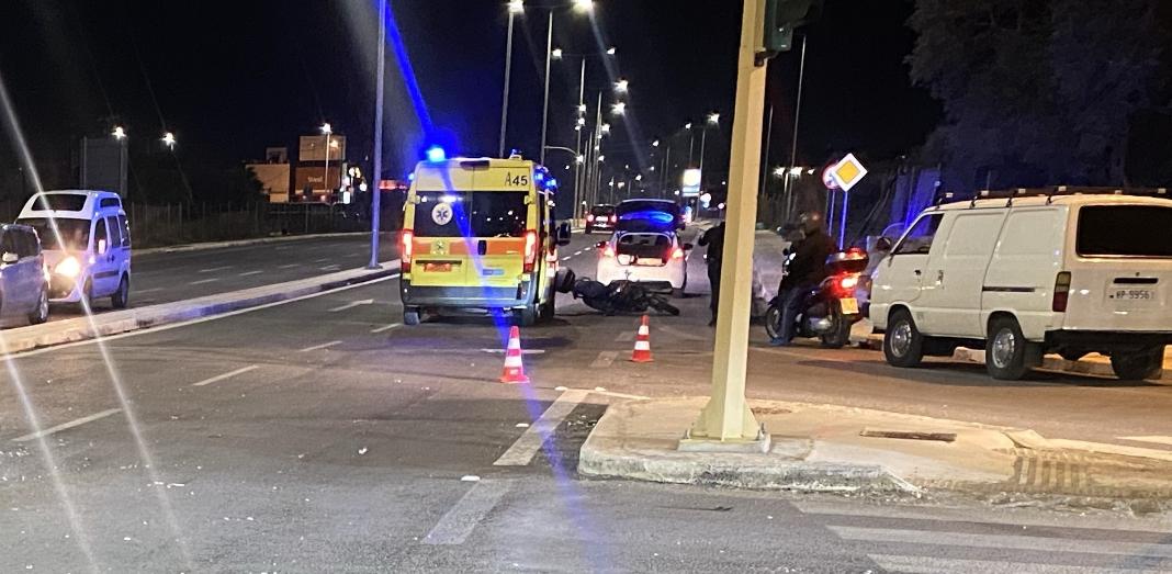 Τροχαίο με εγκατάλειψη στα Χανιά – Στο νοσοκομείο οδηγός μηχανής (Φωτογραφιες)