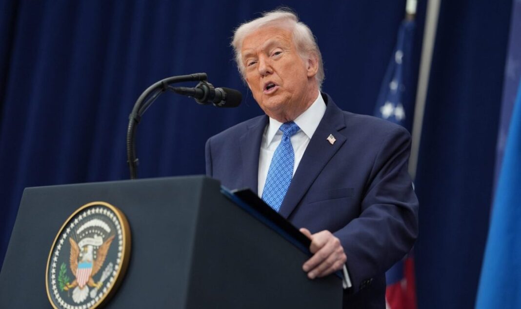 Ο Τραμπ πιέζει το Κίεβο: Μομφή προς Ζελένσκι ότι καθυστερεί τις συνομιλίες