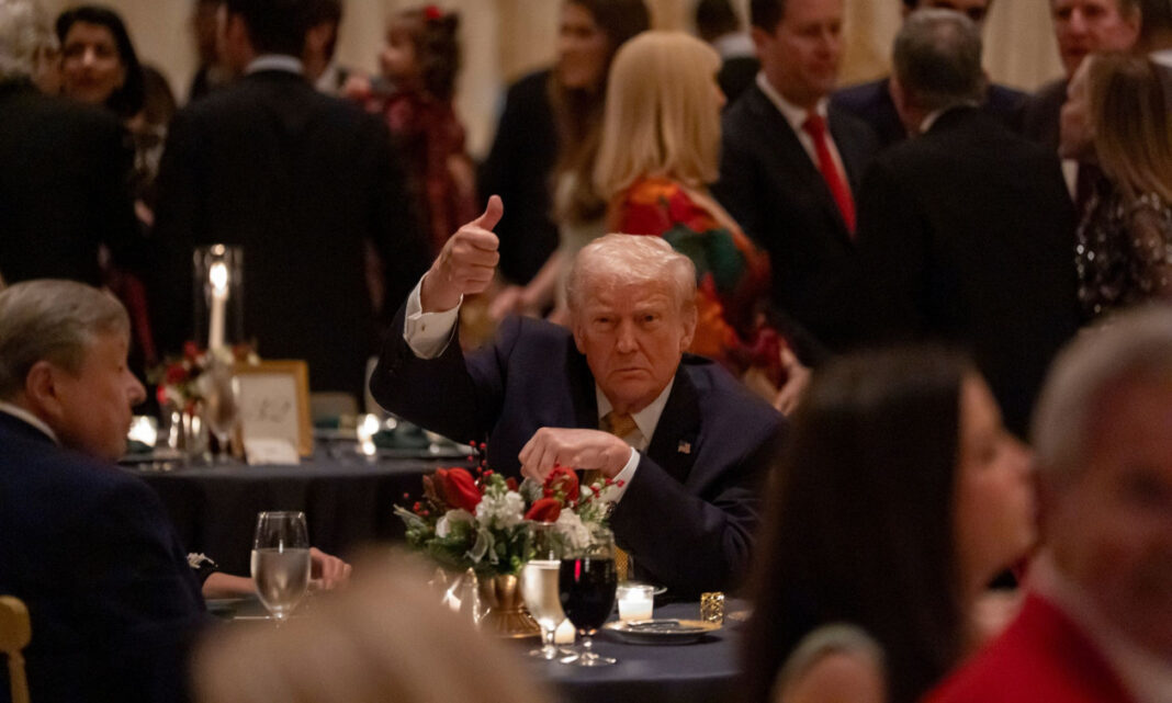 Τραμπ: «Καλά Χριστούγεννα σε όλους, και στα αποβράσματα της ριζοσπαστικής αριστεράς»