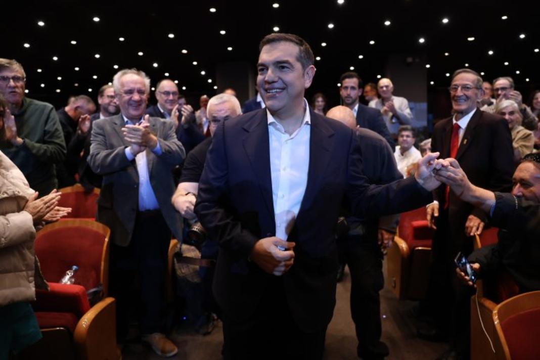 Όλος ο ΣΥΡΙΖΑ, νυν και πρώην στο «Παλλάς» για το βιβλίο Τσίπρα – Φωτογραφίες