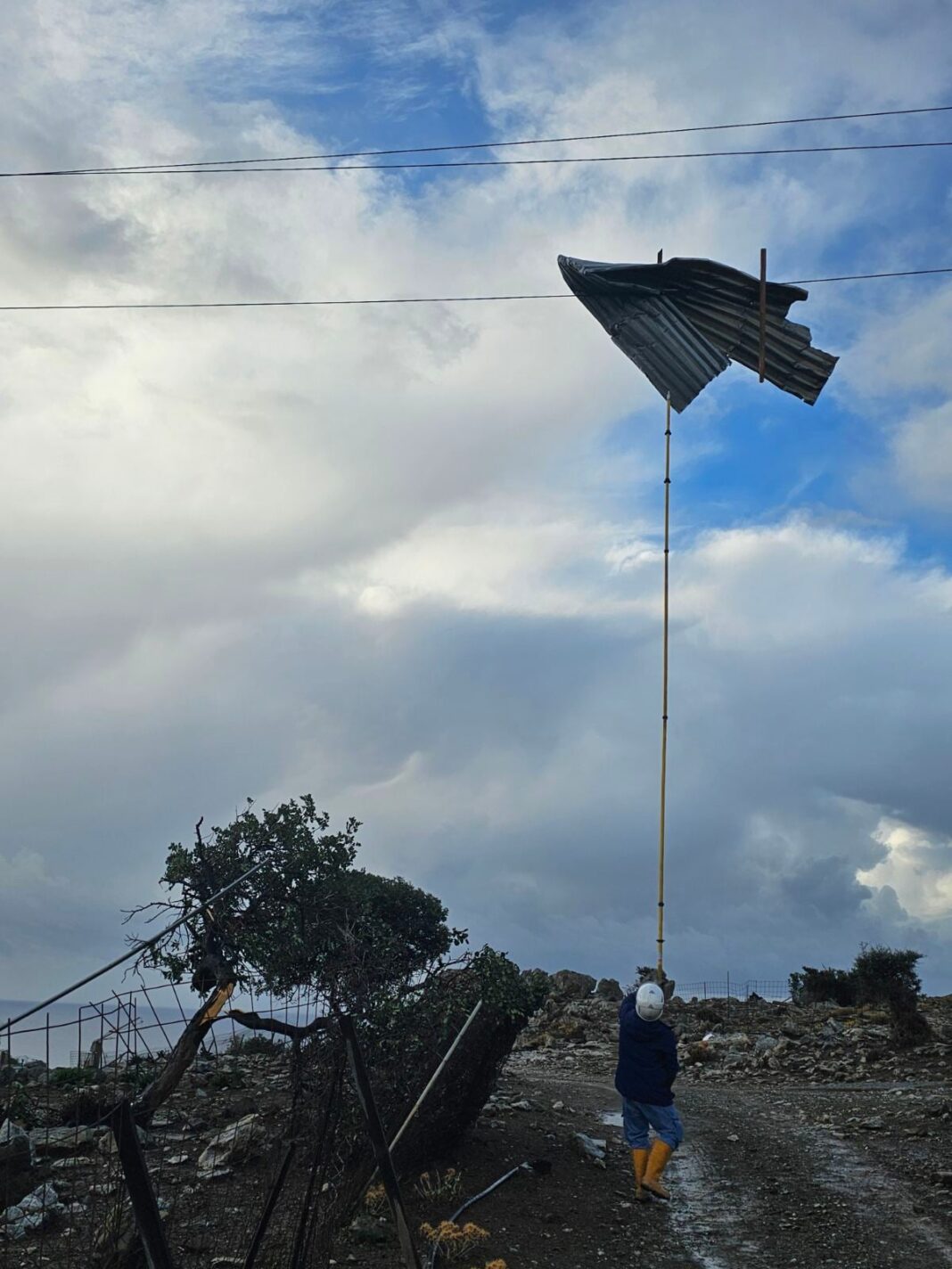 Χωρίς ρεύμα ο Τσούτσουρας – Μπουρίνι αναποδογύρισε αυτοκίνητο! – Φωτογραφίες