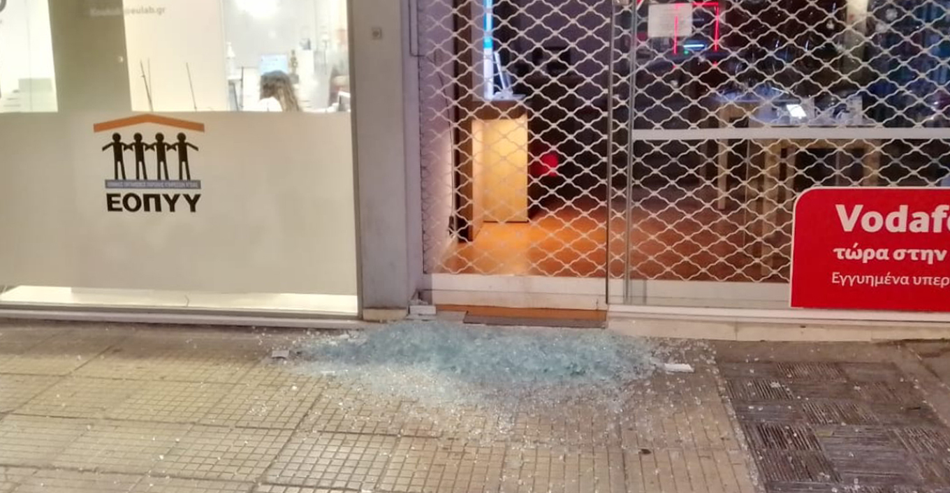 Καταδρομική επίθεση νεαρών στο Κουκάκι – Έσπασαν ΑΤΜ και καταστήματα