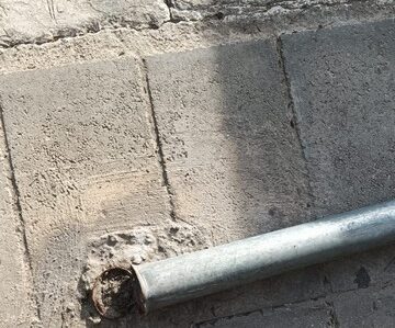 Χανιά: Της ήρθε η… πινακίδα στο κεφάλι