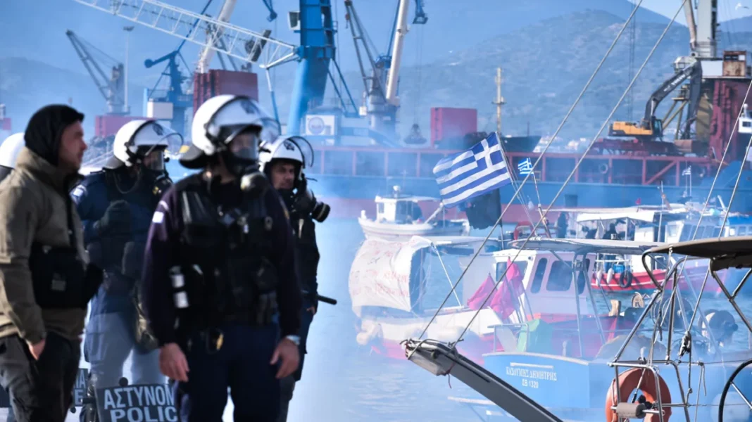 Βόλος: Αποχωρούν οι αγρότες από το λιμάνι μετά το τελεσίγραφο της ΕΛΑΣ