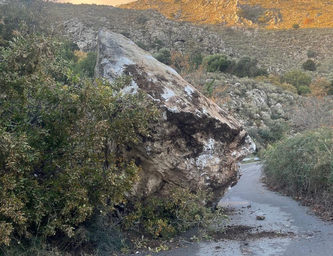 Αμάρι Ρεθύμνου: Έπεσε μεγάλος βράχος – Κλείνει ο δρόμος, τι θα γίνει με την κυκλοφορία