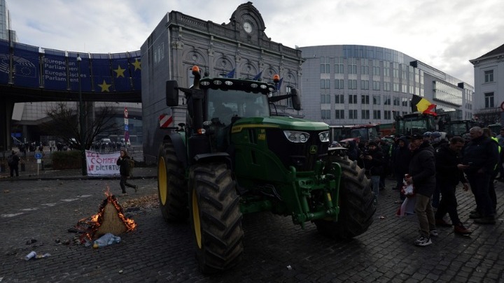 Η ΕΕ βάζει «πάγο» στην υπογραφή εμπορικής συμφωνίας με τη Mercosur μετά τις μαζικές αγροτικές κινητοποιήσεις