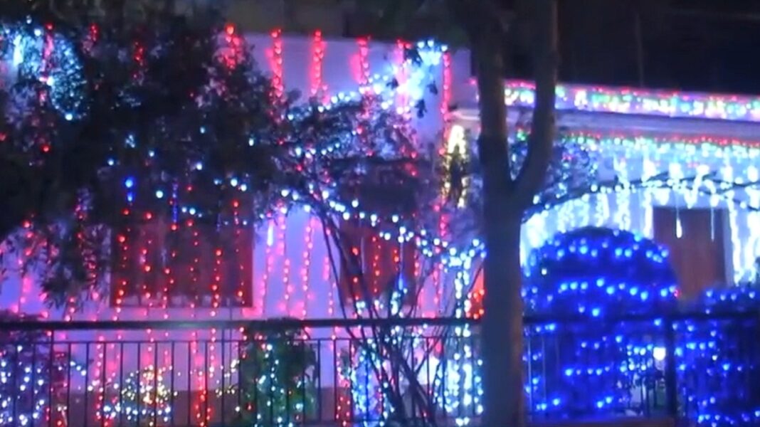 Χαλάνδρι: Εντυπωσιακός χριστουγεννιάτικος στολισμός σε σπίτι με 20.000 λαμπιόνια!